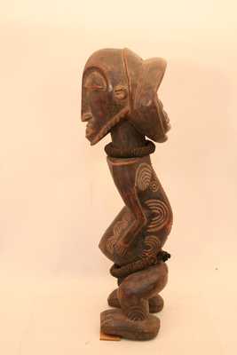 Bembe-Basumba(statue), d`afrique : Rép.démoncratique du Congo., statuette Bembe-Basumba(statue), masque ancien africain Bembe-Basumba(statue), art du Rép.démoncratique du Congo. - Art Africain, collection privées Belgique. Statue africaine de la tribu des Bembe-Basumba(statue), provenant du Rép.démoncratique du Congo., 1346/5103 Belle statue Basunba H.47cm.Les statues Basumba sont proches des Boyos :une tête arondie,içi ce sont des scarifications en demi-cercles.Homme debout,le corps est stylisé,les mains posés sur l
